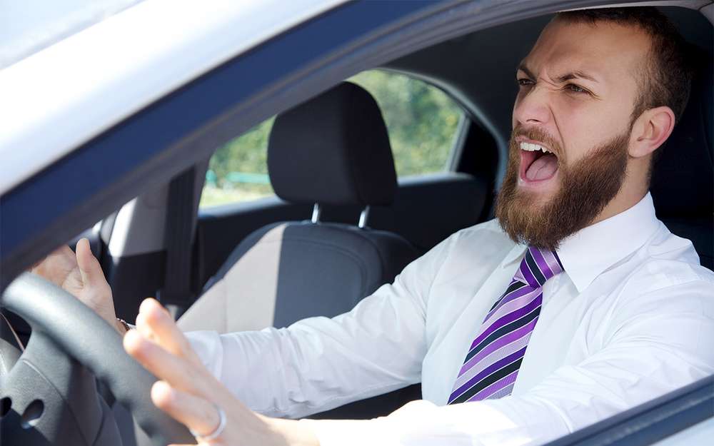 Британские исследователи рассказали, как часто и из-за чего водители матерятся за рулем