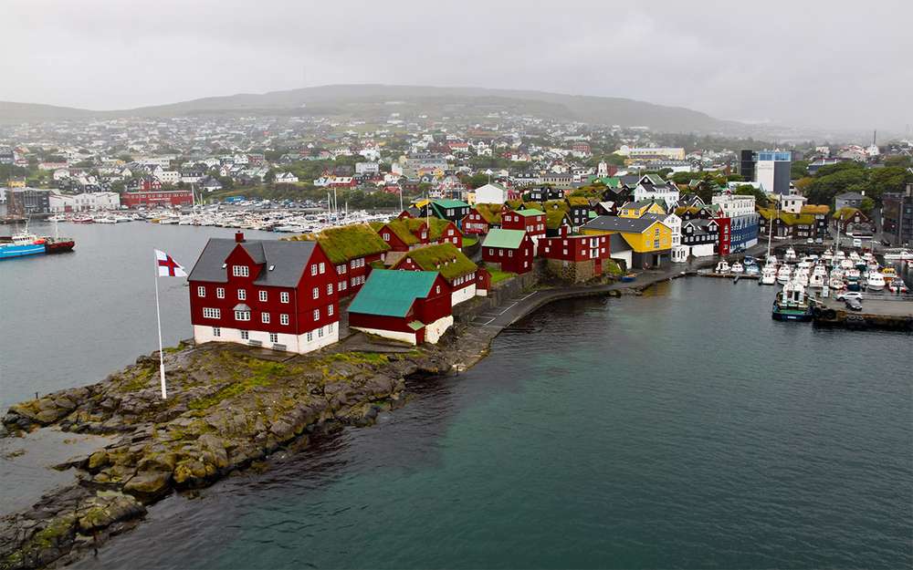 Так выглядит с высоты восьмой палубы Торсхавн, столица Фарерских островов. Ее и городом-то не назовешь: живет тут 12 500 человек.