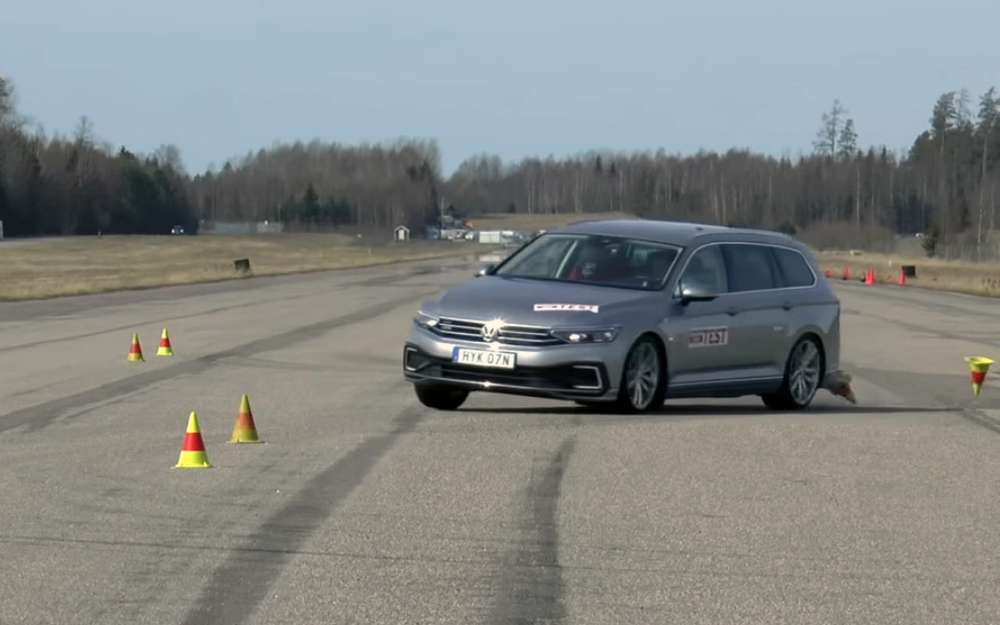Skoda Superb и VW Passat неудачно прошли «лосиный» тест