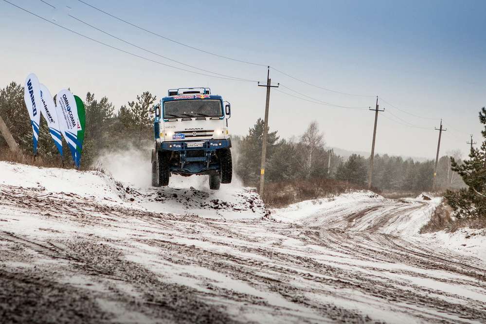 Президент Татарстана даже сел за руль гоночного КАМАЗа, чтобы лично протестировать технику. Рустам Минниханов сам участвует в гонках, в том числе на грузовиках: в свое время на спортивном КАМАЗе он одержал шесть побед на различных международных соревнованиях.