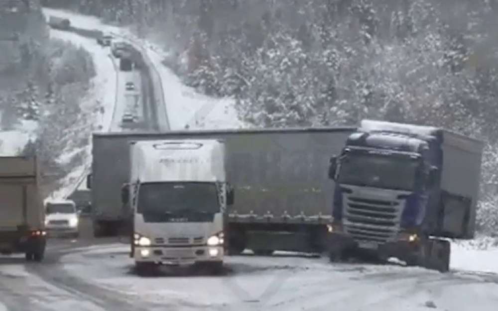 На одной из опаснейших дорог России выпал первый снег (видео)