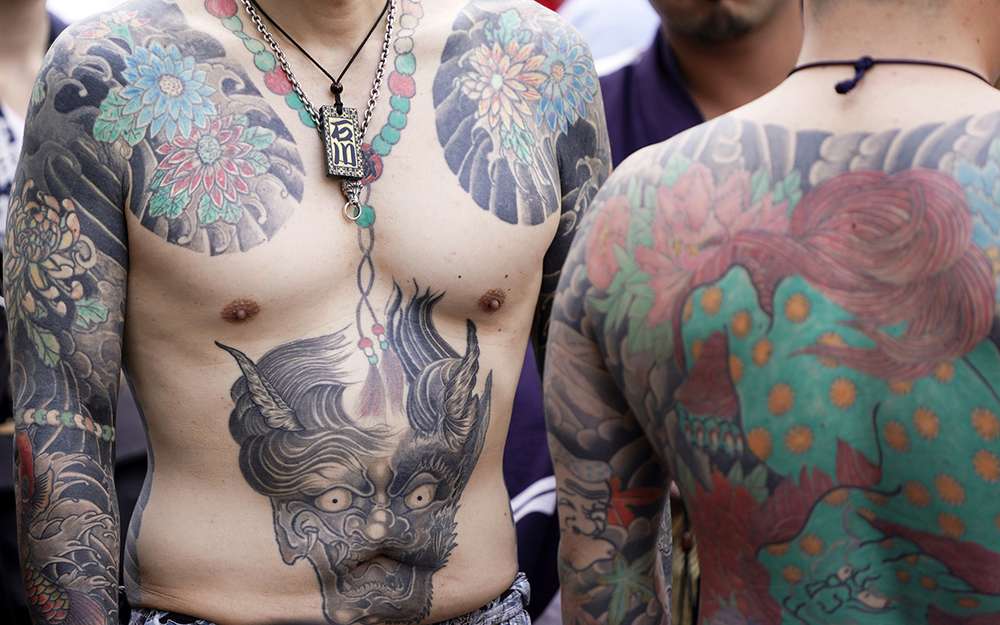 Таксистам запретили делать татуировки. В Китае