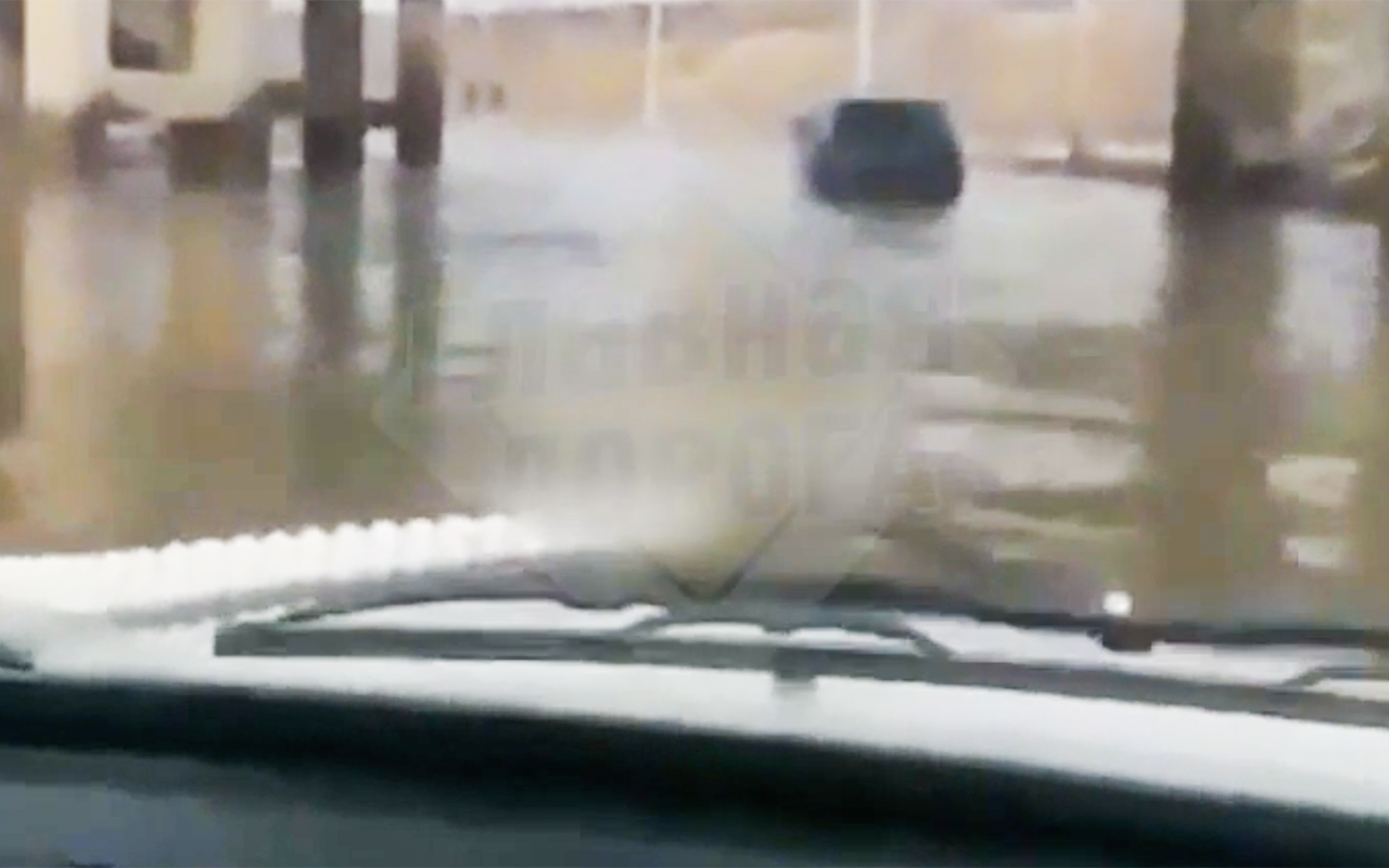 Только вплавь: под мостом в Красноярске утонул автомобиль