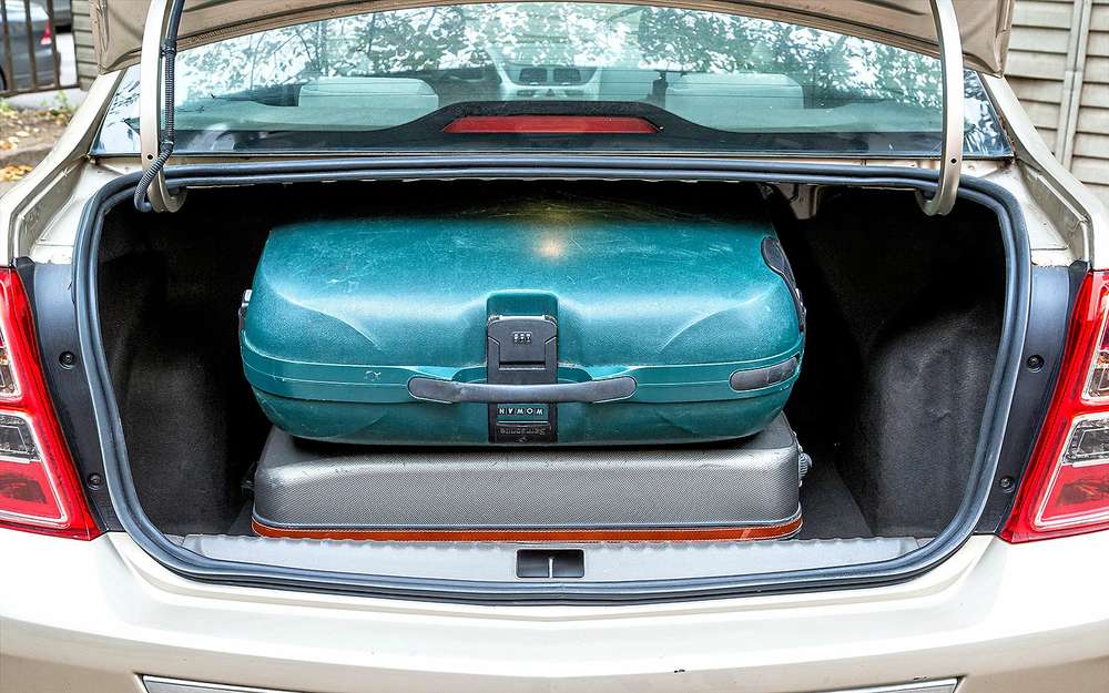 10 доступных седанов с самыми большими багажниками