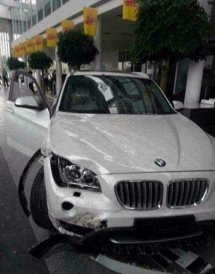 Недовольный владелец BMW разгромил автосалон