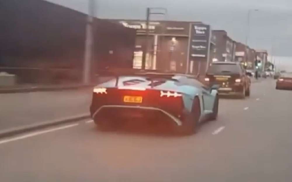 Водитель на малолитражке врубился в Lamborghini и сбежал (видео)