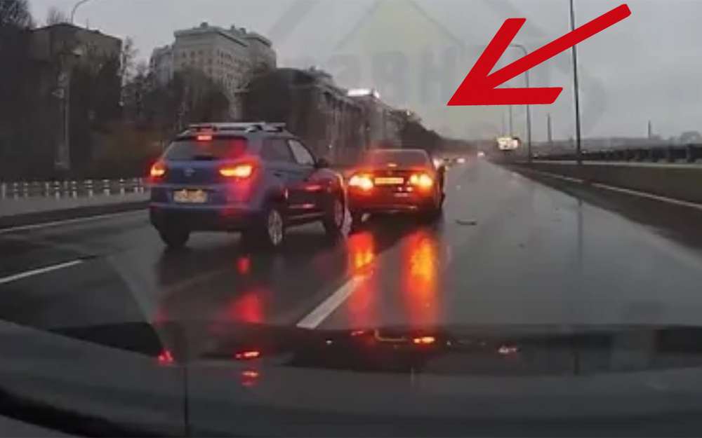 «Шашки» на мокрой дороге - не делайте так никогда! (видео)