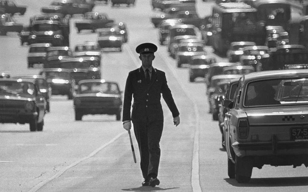 Регулировщик на дороге, фотохроника ТАСС, 1980 год