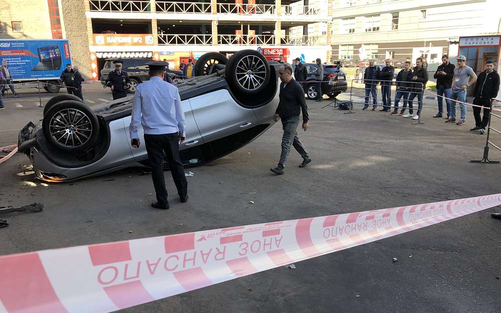 В Москве со второго этажа парковки на «Горбушке» выпал Мерседес