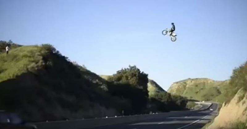 Опознанный летающий объект: американец на мотоцикле перелетел через хайвей