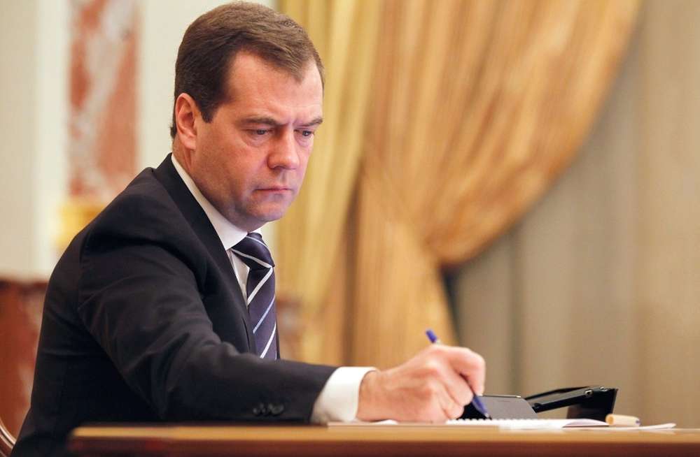 Медведев высказался за увеличение штрафов для автоперевозчиков