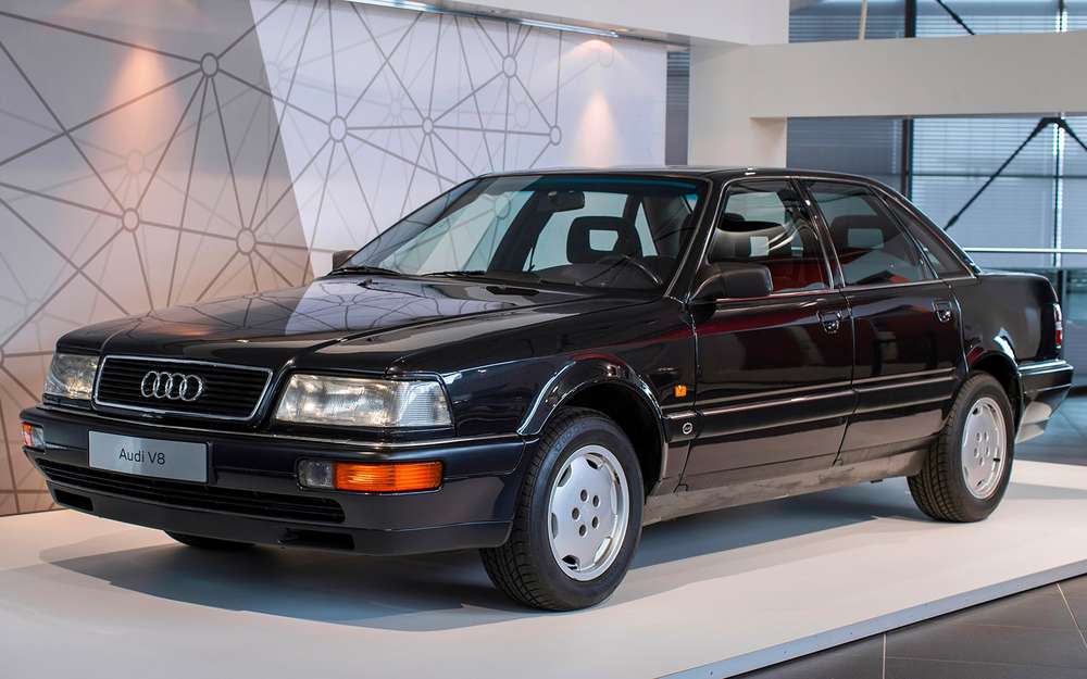 Audi V8 образца 1988 года мог стать первым серийным автомобилем с алюминиевым несущим кузовом. Инженеры были крайне разочарованы решением руководства компании поставить на конвейер стальной кузов. На фотографии - опытный Audi V8 с алюминиевым кузовом. Машина собрана по обходной технологии и длительное время ездила по дорогам Германии, а теперь хранится в заводском музее.