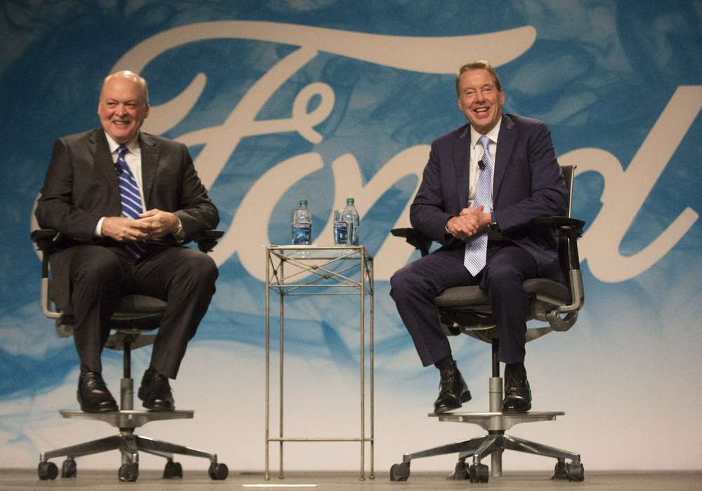 Новый президент компании Ford Джим Хэкетт (слева) и председатель совета директоров Билл Форд (справа) с оптимизмом смотрят в будущее.