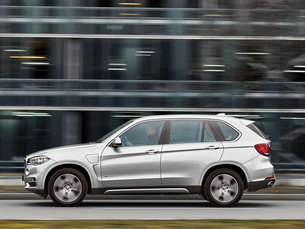 BMW увеличивает российские цены на автомобили
