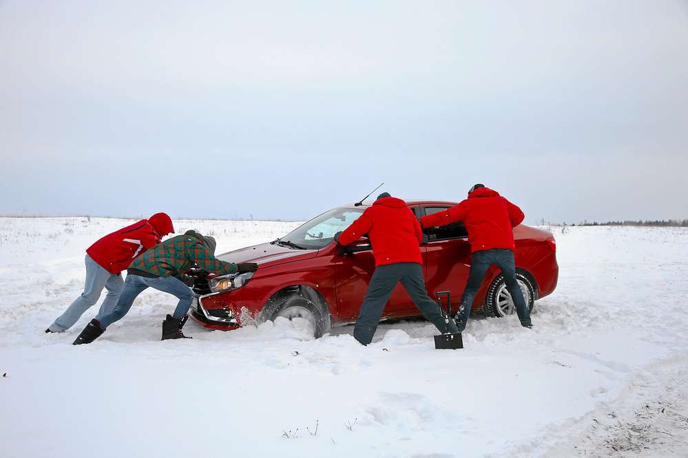 Как выехать на застрявшей машине из снега без посторонней помощи