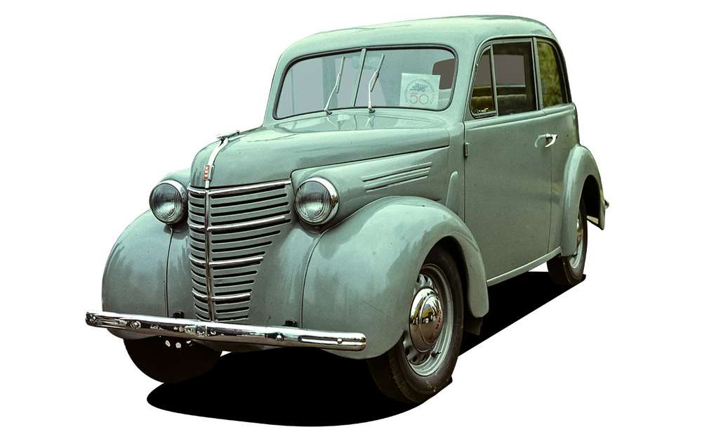 Серийный доработанный КИМ‑10-50 еще меньше, чем прототип, походил на Ford Prefect. Фары, согласно последним веяниям моды, встроили в кузов, убрали подножки.