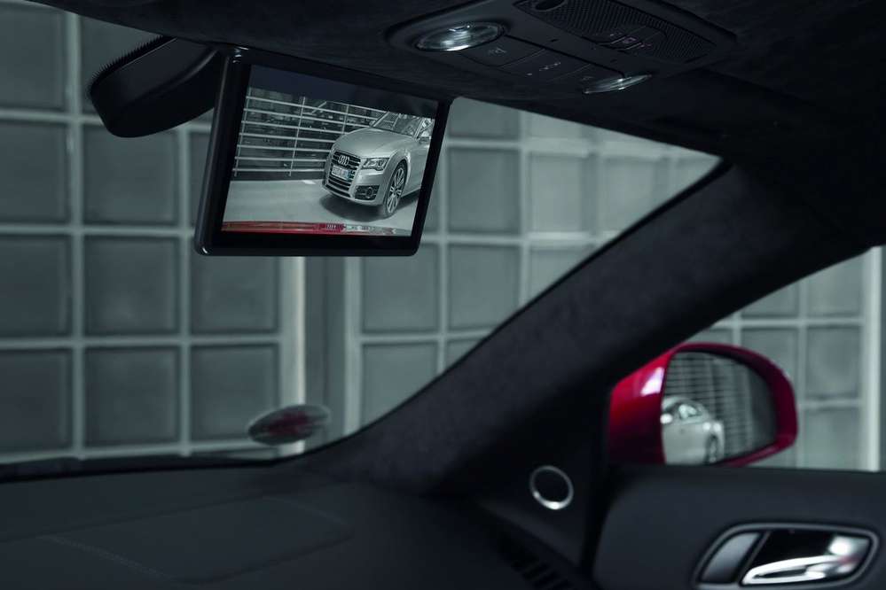 В Audi говорят, что со временем «зеркало» станет многофункциональным - вероятно, речь идет о выводе на дисплей информации навигационной системы