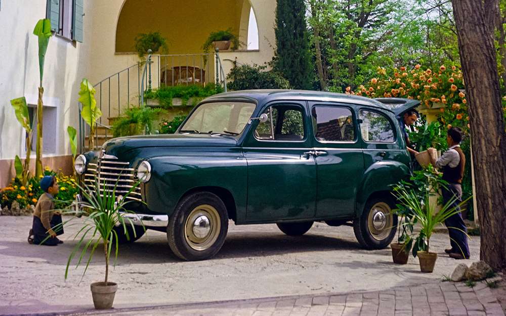 1951 год. Фирма подготовила к производству один из первых в мире кроссоверов - полноприводный Renault Colorale с 58‑сильным двухлитровым двигателем, понижающей передачей и комфортабельным закрытым легковым кузовом. Машину выпускали в вариантах универсал, фургон и пикап.