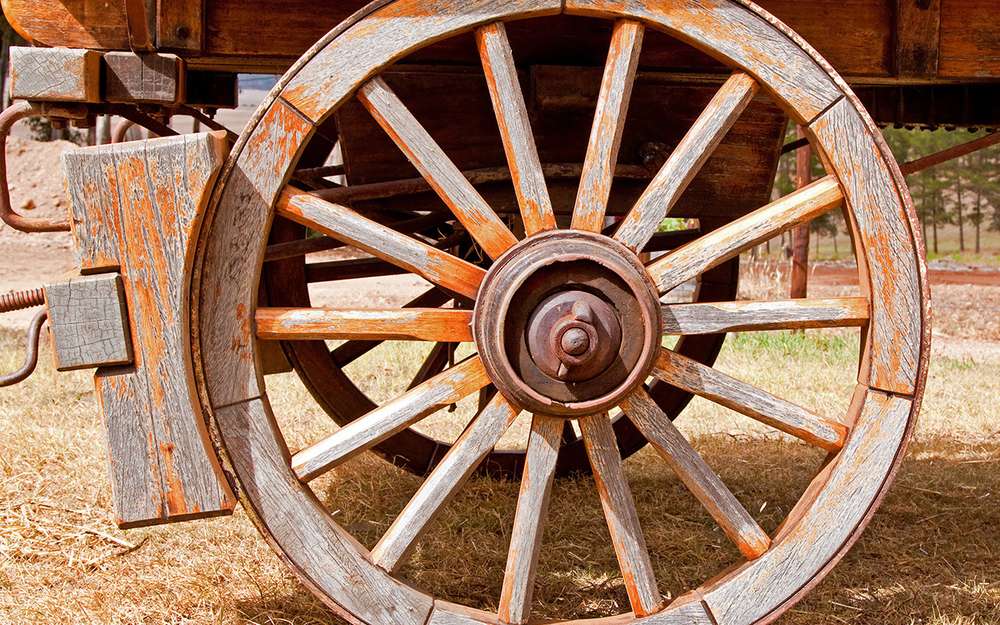 Деревянные тормозные колодки терлись по стальным ободьям деревянных же колес. Ресурс был невелик, но замена простая - из любого пенька.