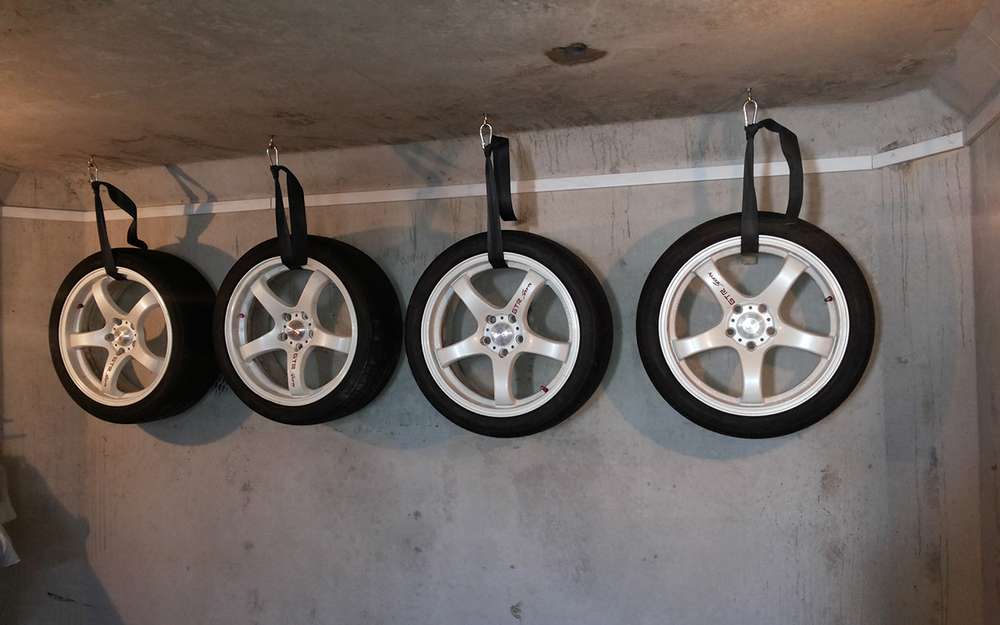 Отличный вариант хранения колес - подвесить их в гараже.