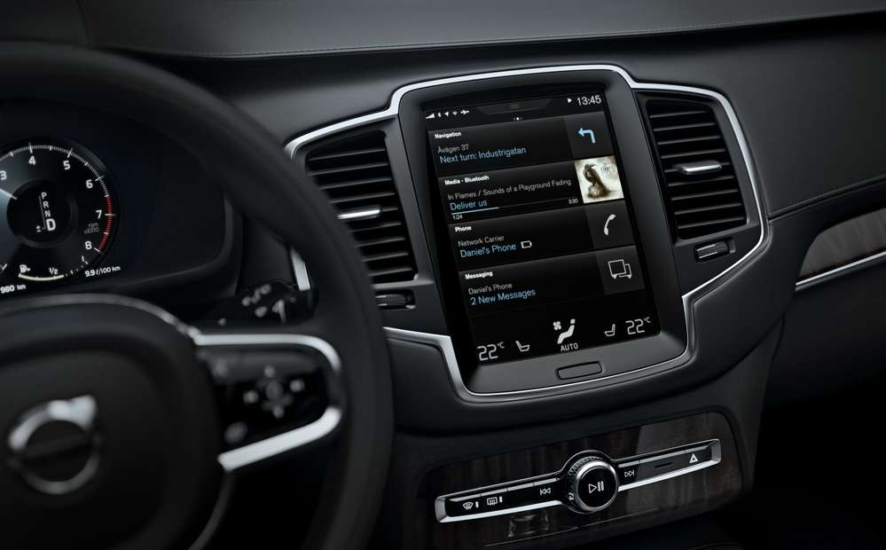 Вертикально расположенный сенсорный экран в автомобиле Volvo XC 90 нового поколения  позволяет одновременно выводить контент систем автомобиля и Android Auto