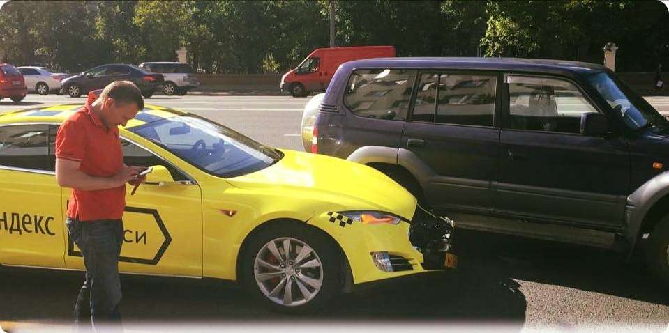 Электрокар Tesla из «Яндекс.Такси» попал в аварию