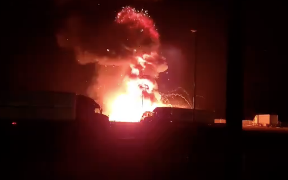 Видео: взрыв грузовика, перевозившего 12 тонн дезодорантов