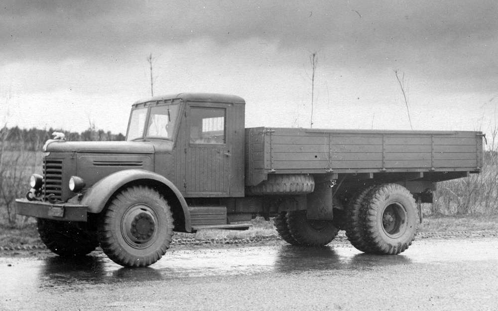 ЯАЗ‑200 при снаряженной массе 6500 кг имел грузоподъемность 7000 кг и по этому показателю превосходил все советские серийные машины тех лет. Первые «двухсотки», как и иные советские грузовики середины 1940‑х, имели деревометаллические кабины. Тонкого стального листа в разоренной войной стране остро не хватало.