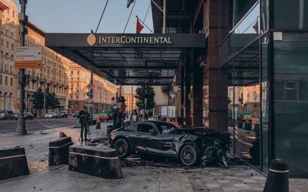 Mercedes AMG GT протаранил гостиницу в центре Москвы