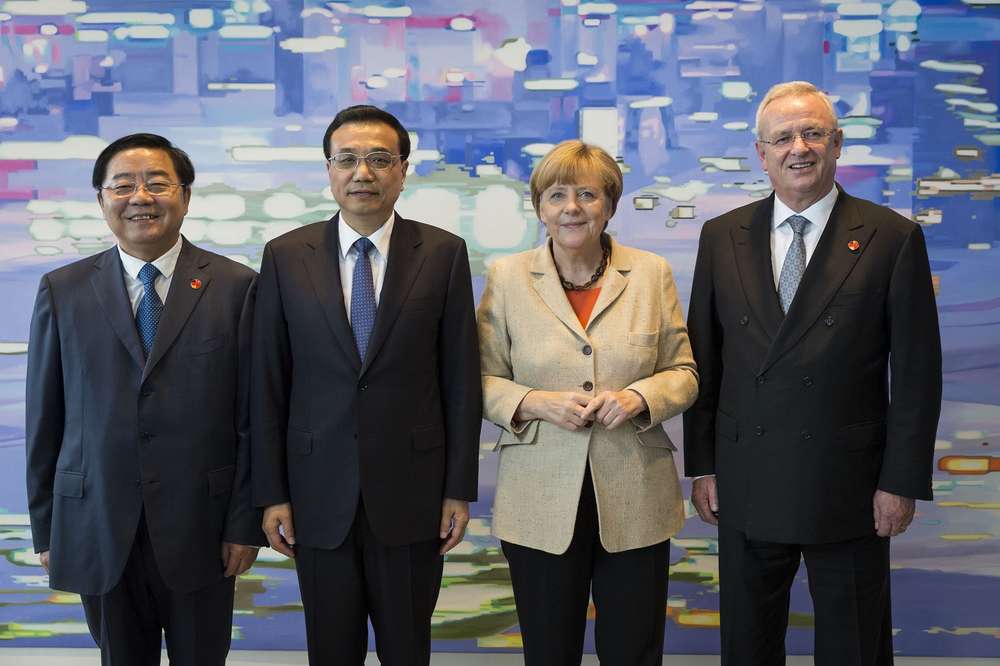 Президент FAW Сюй Жианю, премьер-министр Китая Ли Кэцян,  федеральный канцлера Германии Ангела Меркель и глава концерна VW Мартин Винтеркорн.