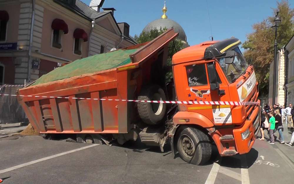В центре Москвы грузовик провалился под землю