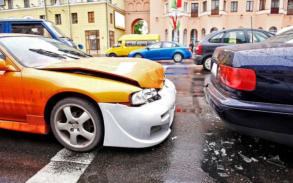 Одна из самых распространенных аварий на дороге, когда зазевавшийся водитель догнал впередиидущий автомобиль.