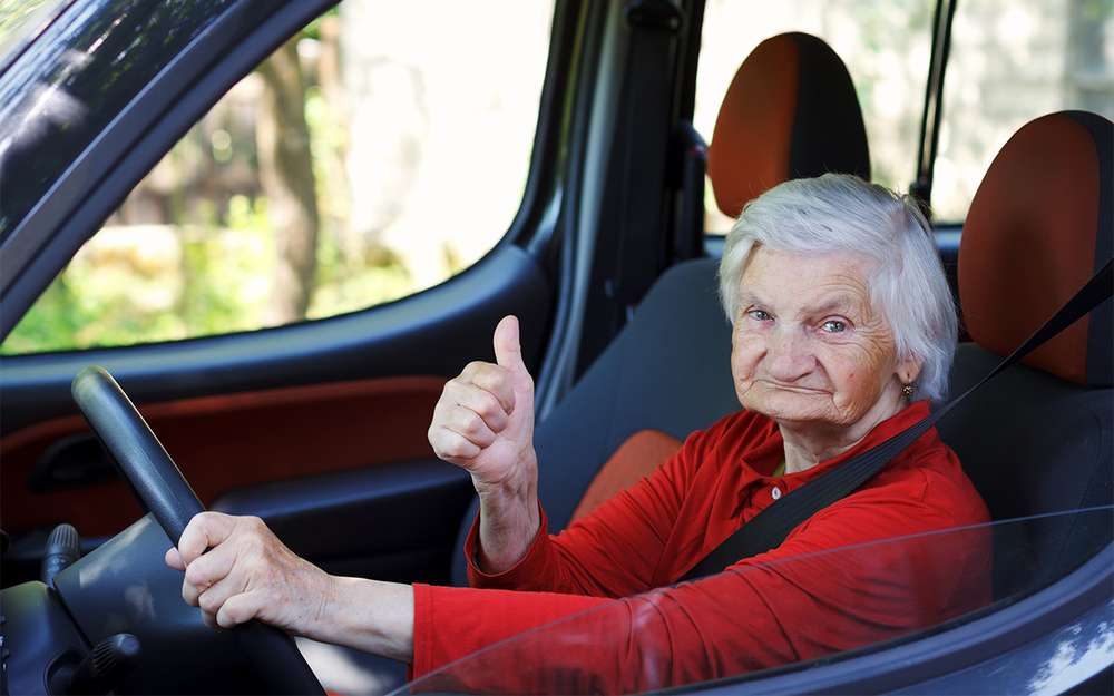 85-летняя старушка гоняла по деревне на Рено со скоростью 160 км/ч