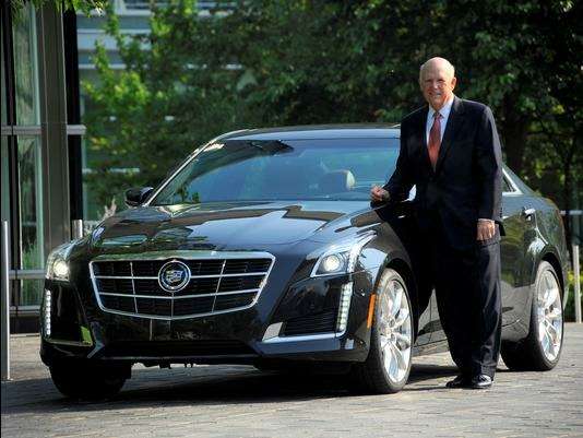 Дэн Акерсон позирует у нового Cadillac CTS.