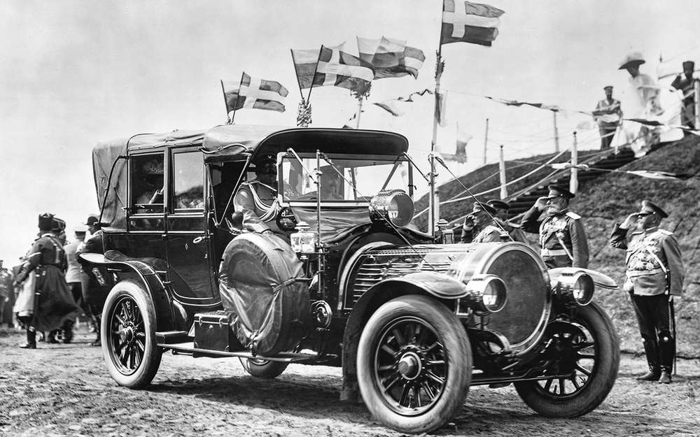 Помимо лимузина у императора был Delaunay Belleville 70CV (SMT) с кузовом ландоле. Фото сделано в Красном селе в 1909 году. За рулем - князь В.Н. Орлов, рядом с ним - А. Кегресс.