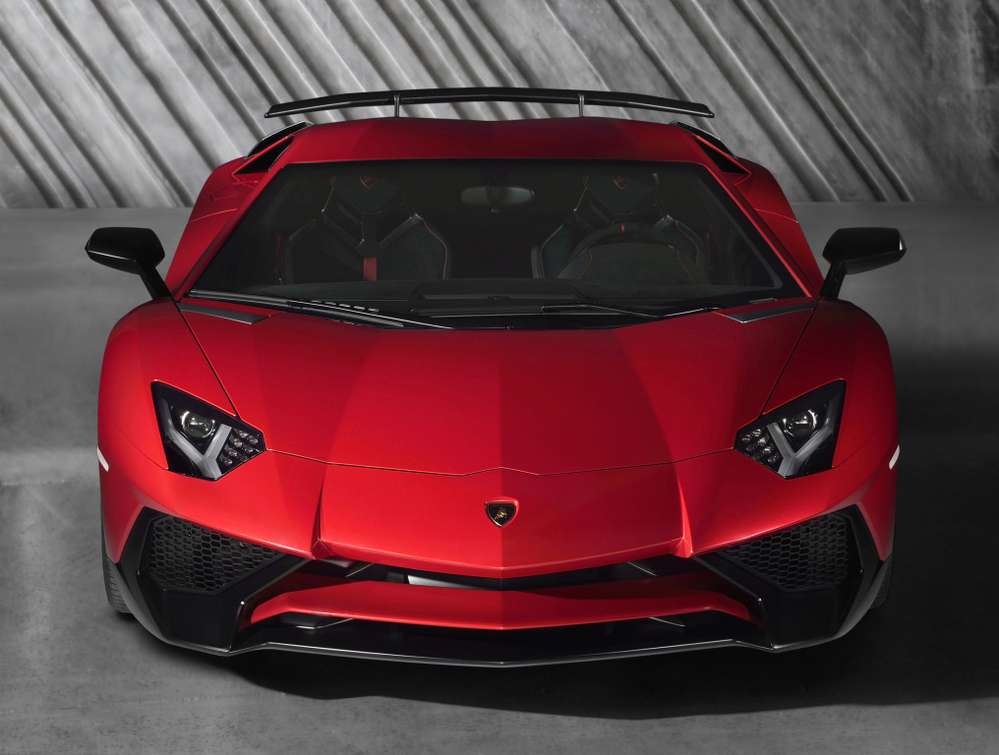 Lamborghini анонсировала суперродстер Aventador SV