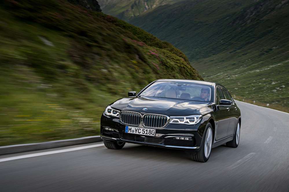 BMW выводит на российский рынок две гибридные модели