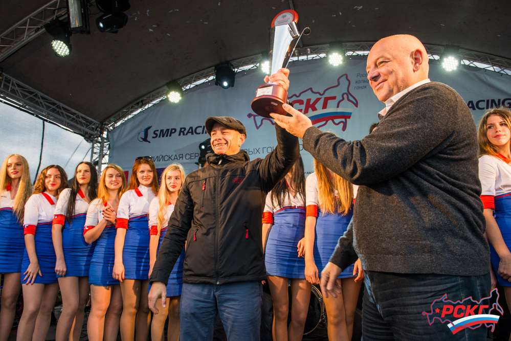 Исполнительный директор РАФ Сергей Иванов и Борис Шульмейстер на награждении по окончании 8 этапа Российской серии кольцевых гонок.