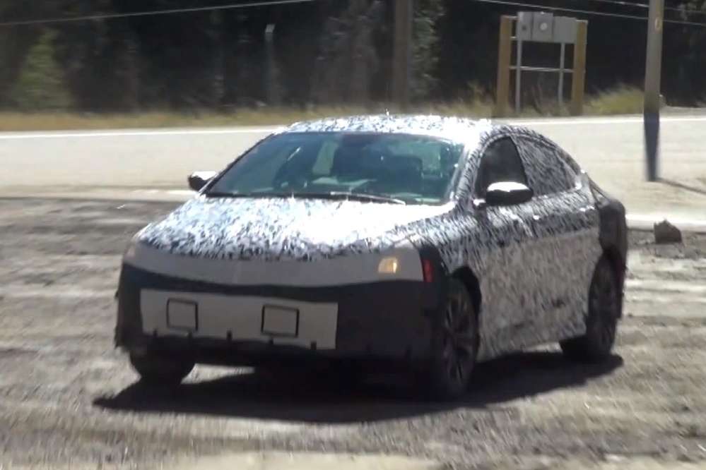 Новый седан Chrysler 200 поймали на испытаниях