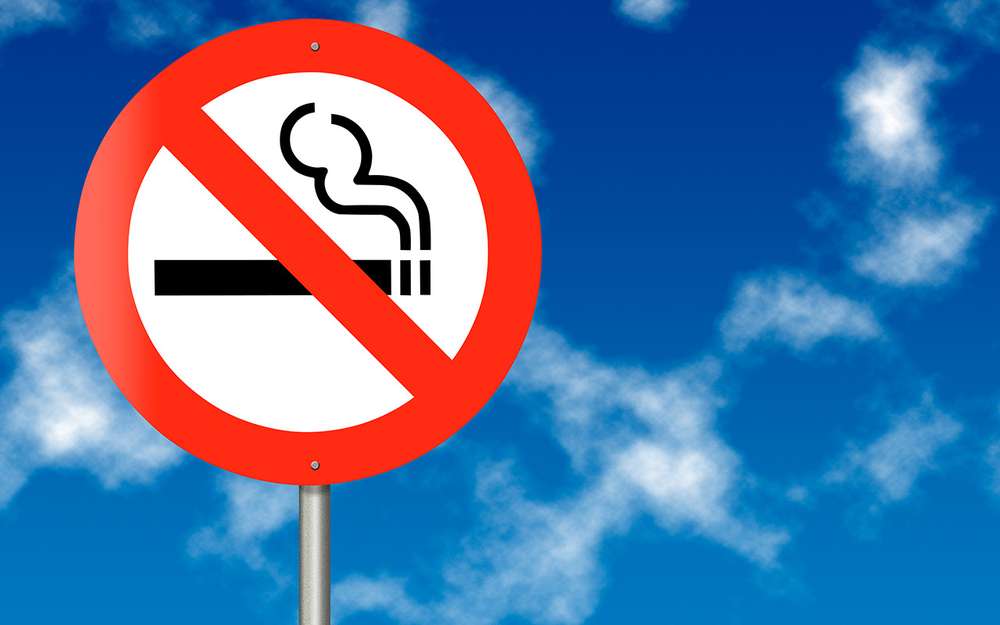 В Госдуме предложили запретить курение за рулем