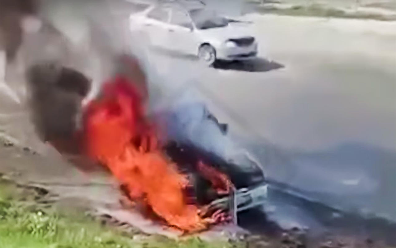 Автомобиль загорелся на ходу, и вот что из этого вышло (видео)
