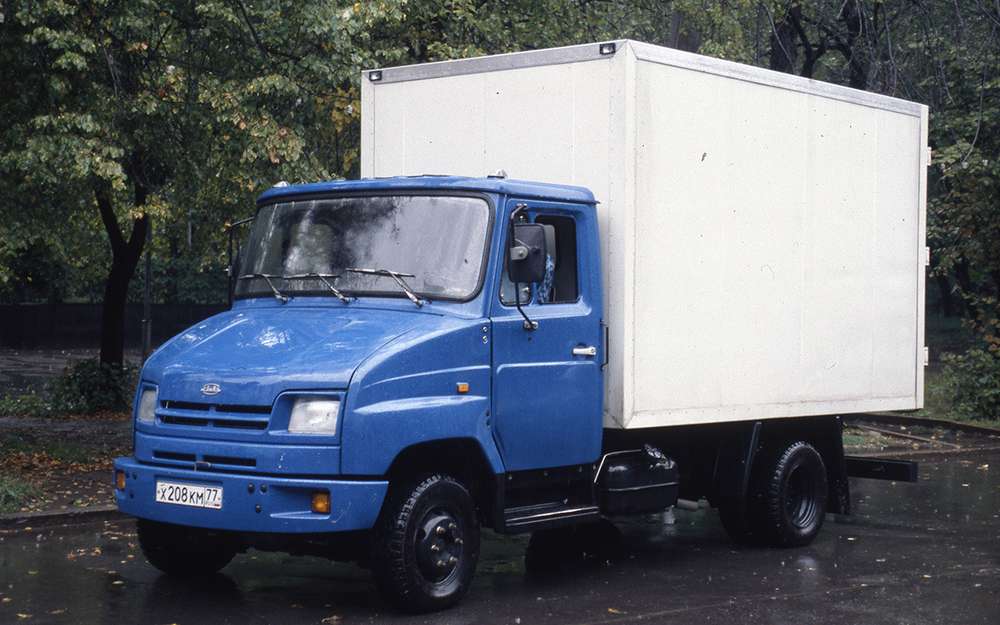 Товарные грузовики ЗИЛ‑5301 Бычок выпускали с конца 1994 года. Машина отличалась от прототипов слегка иным передком и прямоугольными фарами.