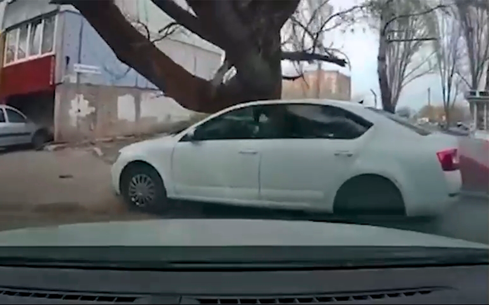 В Самаре падение дерева на машину засняли на видео