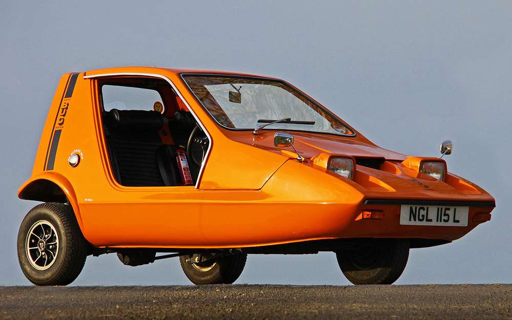 Один из самых элегантных, а заодно дорогих трехколесных автомобилей в истории, - опять же британский Bond Bug. Машина с мотором в 0,7 л (позднее - 0,75 л), мощностью 29-31 л.с., ездила быстрее базового Mini, но и стоила дороже этой популярной модели. В 1970-1972 гг. продали, правда, всего 2270 машин марки Bond.