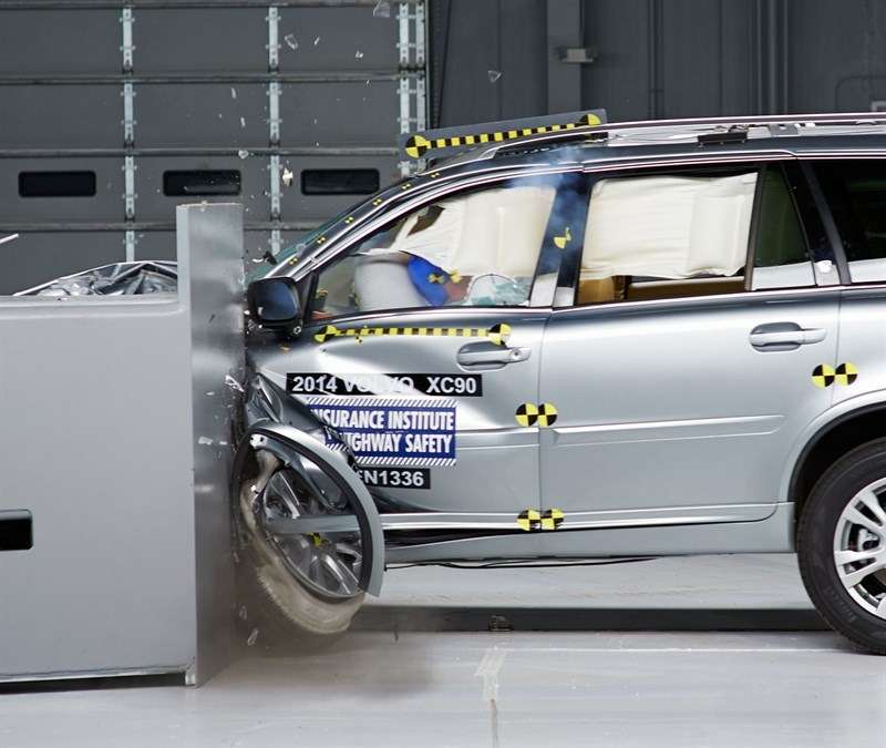 Volvo XC90 успешно выдержал краш-тест IIHS