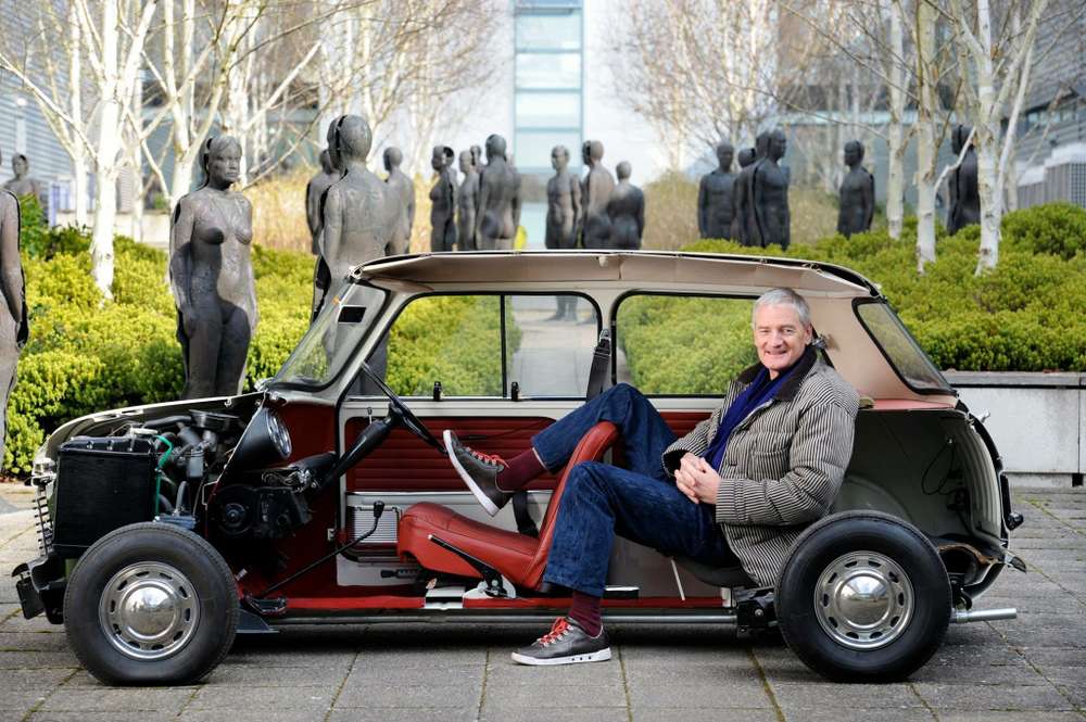 Джеймс Дайсон - страстный автолюбитель, а классический Mini, в котором он сидит на этой фотографии, предприниматель считает революционным для своего времени. Столь же новаторским должен стать и первый электромобиль Dyson.
