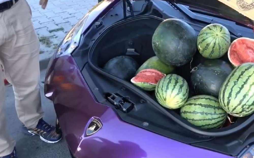 Мужчина продавал арбузы из багажника Lamborghini