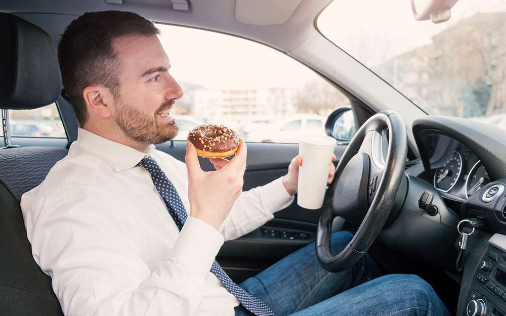 5 правил питания для водителей: что точно не стоит есть за рулем