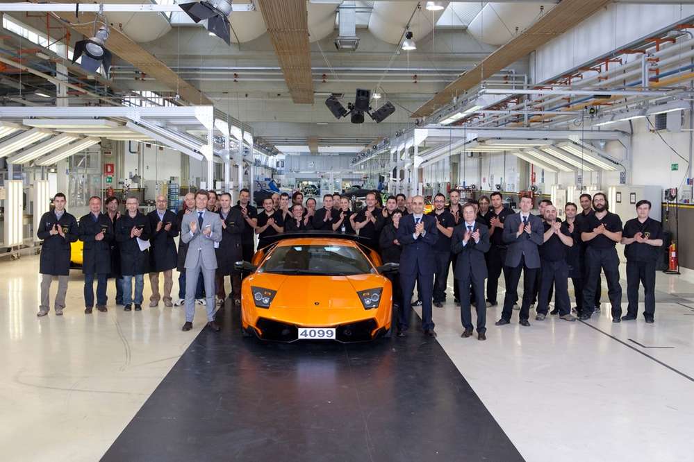 Рабочие маленькой фабрики Lamborghini аплодировали последнему Murcielago