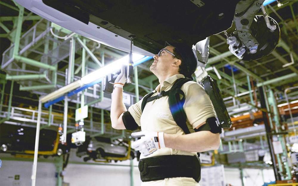 Звездный десант на конвейере: Ford внедрил экзоскелеты в производство